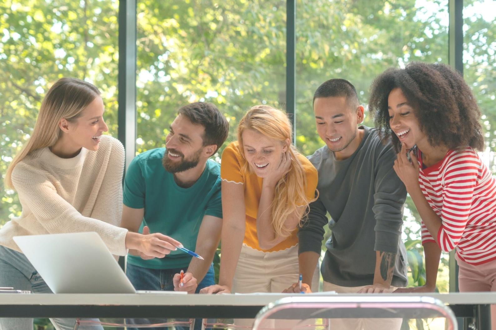 Profesionales trabajando en colaboración estratégica